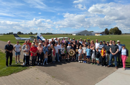 Kinder-Flugtag in Günzburg: Unvergess&shy;liche Flug&shy;erlebnisse für krebskranke Kinder und ihre Familien